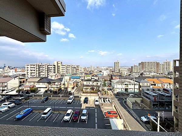 バルコニーからの眺望です。広い空が広がっています♪