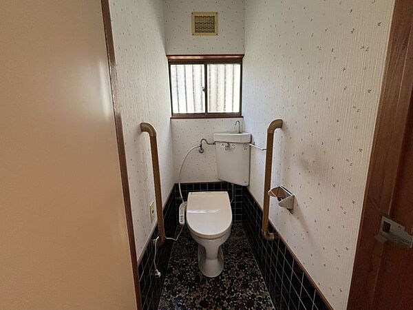 年配の方に配慮された手すりつきのおトイレです！