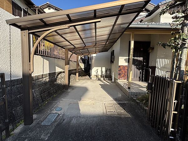 屋根付きの駐車場で脇に玄関があるので荷物もすぐ運び込めますね◎