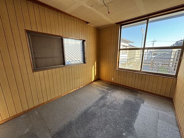 2階洋室は2面採光で明るく風通しも良好です◎
