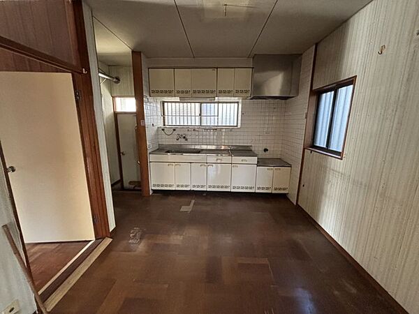 キッチンには窓からの明るさと、勝手口があるので外にゴミをに置けたるので衛生的です◎
