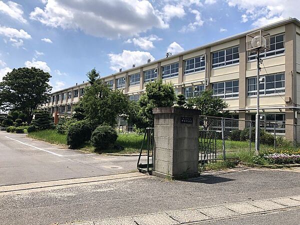 中部中学校まで　2400m　徒歩約30分●春日井市内で1番生徒数が多い中学校です。一度に5つの部活動が活動できるほど広い校庭です。校訓「誠実 勤勉 健康」