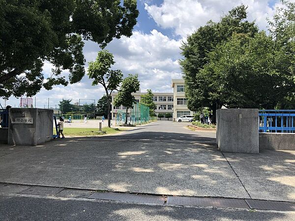 勝川小学校まで　1100m　徒歩約14分●明治42年に開校された豊かな歴史を持つ小学校です。運動場も広く、遊具もたくさんあるので、昼放課はみんな元気に外で遊んでいます♪