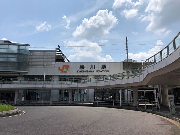 勝川駅まで　1600m　徒歩約20分●JR中央本線の駅です。名古屋駅まで約20分！駅の目の前にロータリーがあるため車での送迎も可能です！改札を出ると、様々な販売店がございます。