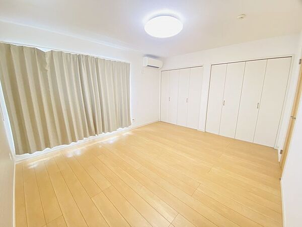 バルコニーに面した9.34帖洋室！クローゼットが2個付いており、すっきりとお部屋を片付けることができます♪