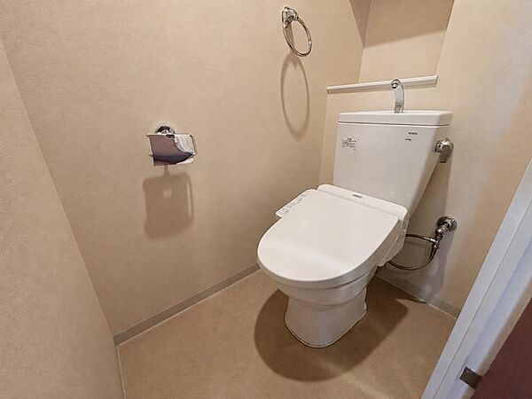 白を基調とした清潔感のあるトイレです♪