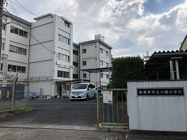 八幡小学校まで　527m　徒歩約7分●市内でも児童数が少ない学校なので先生や地域の方の目が良く行き届いた環境のよい学校です！西側には公園があり、授業後はこの公園でも遊べます！