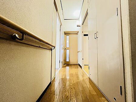 手すり付きのトイレはご年配の方にも安心です！
