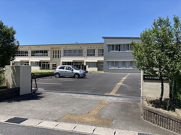 岡田小学校まで　1140m　徒歩約15分●「明るく、強く、正しく」を校訓にしています。「履物そろえ」や、「黙掃」＝静かに掃除をする。　を実施しています。