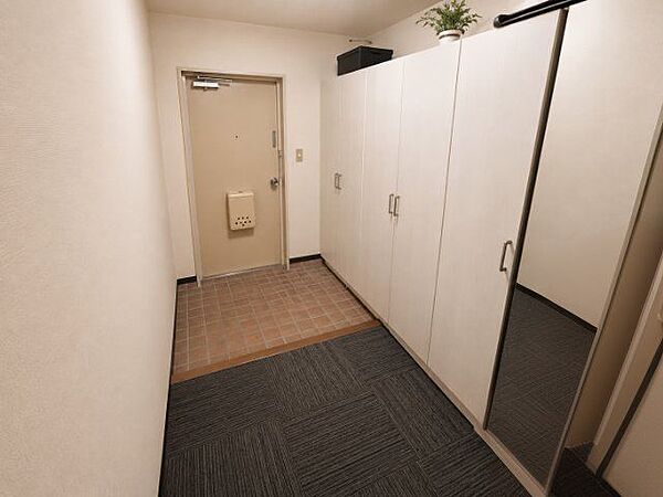 玄関には大容量の収納を設置！家族分の靴をまとめて収納でき玄関まわりをきれいに保てます♪