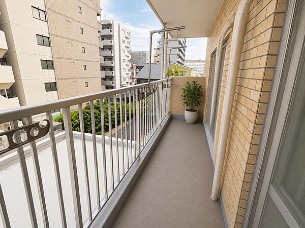 バルコニーは南東向きのため、朝から日当たりが良く洗濯物も乾きやすいです♪