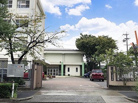 守山西中学校まで 1700m 徒歩約22分●教育目標「心身ともに健康で、心豊かな実践力のある生徒を育成」新守山駅の東側に位置していて、部活動に力を入れている中学校です。
