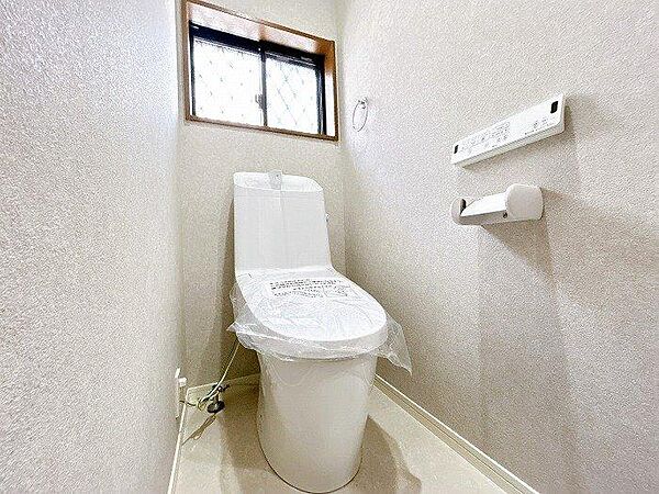 限られた空間を広く見せるワイドミラー採用のバスルーム。