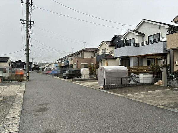前面道路は約6ｍ。交通量も少なく、運転が苦手な方でもラクラク駐車♪