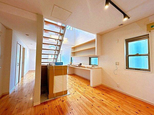 木目のフローリングが暖かみのある室内に。日々の暮らしの中で癒されますね。