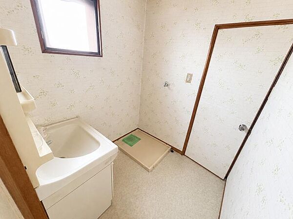 洗面所に窓がついているので、換気が出来て、外の新鮮な空気が取り込めて気持ちいいです♪