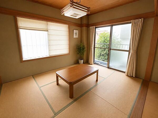 しっとりと落ち着いた雰囲気の和室は、二面採光で、明るい陽射しが射し込む心地良い空間です♪