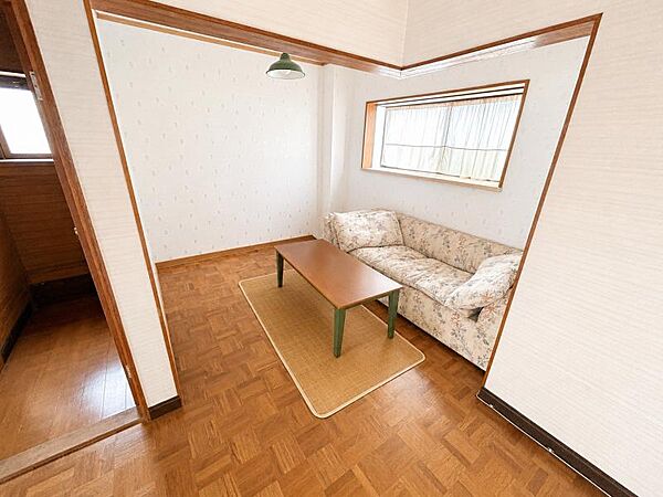 周辺施設が徒歩圏内に充実しており、ファミリー層の方にもおすすめの戸建てです。