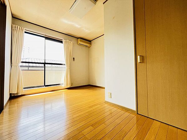 バルコニーに面した洋室！日当たり良好です♪