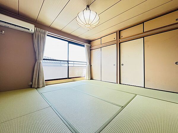 押入のある2階の和室はバルコニーに面しており、明るく風通しの良い寛ぎ空間です♪