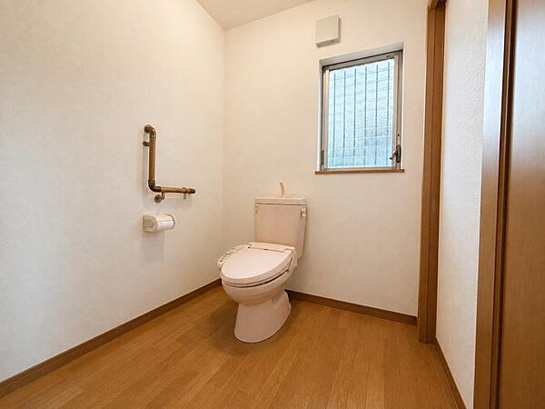 手すり付きの広めのトイレはご年配の方にも安心です！