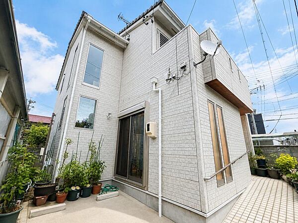 南向きの為、日当たり良好！明るい陽射しが射し込み、爽やかな風が吹き抜ける心地良い戸建てです！