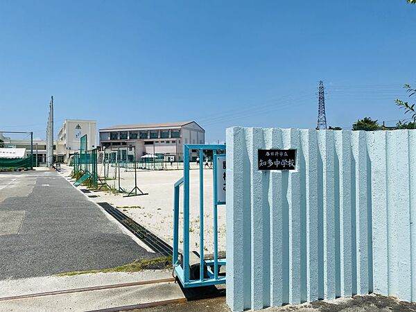 知多中学校まで　537m　徒歩約7分●大通りから一本中に入った住宅街位置します。周辺は車通りも少なく、安全に通学できる環境です。校訓「自主 友愛 健康」