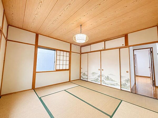 天袋もついたたっぷり収納できる押し入れ付き。季節物や布団の整理にも便利です！
