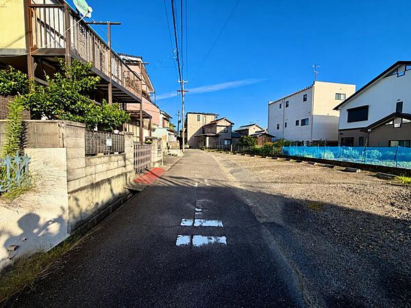 徒歩圏内には商店が揃い、毎日のお買い物にも便利です♪
