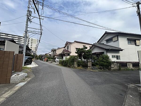 小中学校や保育園、安心の通学距離です。（現況古家あり、解体造成渡し）