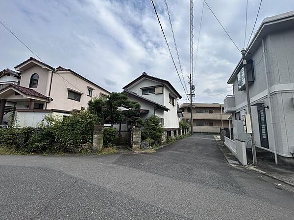 北西側前面道路幅員約4.6ｍ～5.9ｍ。