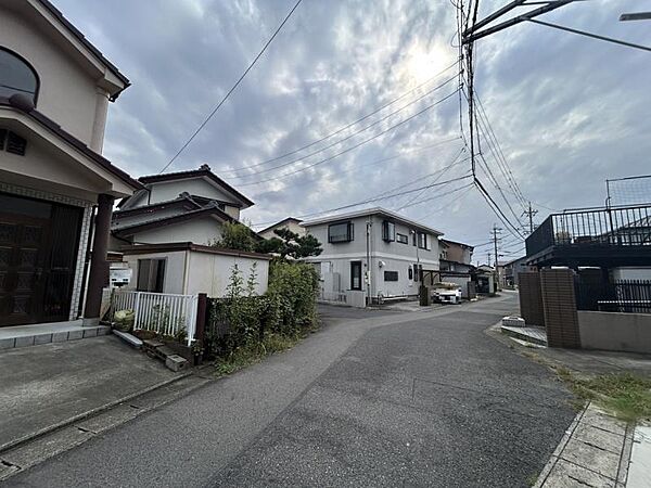 閑静な住宅街の一角で落ち着いた住環境です。
