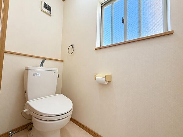 窓があり自然換気ができるトイレで、明るく清潔感があり、毎日気持ちよく使える空間です！