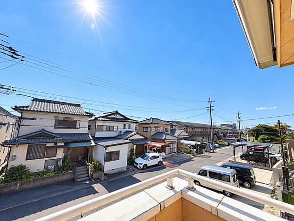 開放的なバルコニーは見晴らしもよく、太陽の温かな温もりをめいっぱい受け止めてくれます。