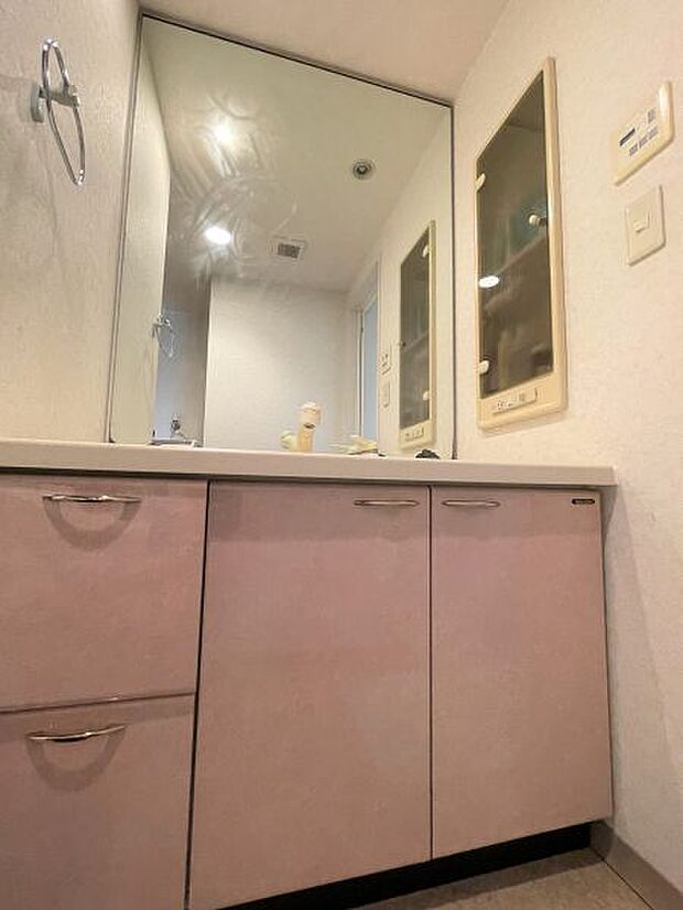 全面鏡張りの洗面台。 鏡が大きいと空間が一気に広がります！