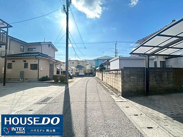 【小さなお子様も安心！落ち着きある閑静な住宅街】物件の前面道路は交通量が少な静か。小さなお子様とのお散歩も安心して楽しめますね！青空が広がる開放的な街並みは、心穏やかな毎日を叶えてくれます！