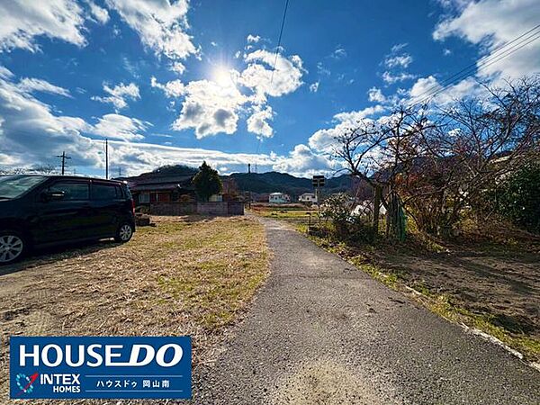 【スムーズな動線！前面道路へのアクセスも良好】道路までの見通しが良く、日々の車の出し入れもスムーズに行えて安心です！建築条件がないので、ガレージの配置など、お車好きの方も自分好みにできます♪