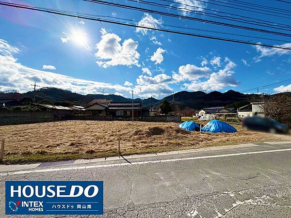 【陽だまりと開放感に包まれる理想の住まい】陽当たり良好で、明るいリビングや家庭菜園も思いのまま♪バス停が目の前にあるので、毎日の通勤・通学時にも便利な立地です◎