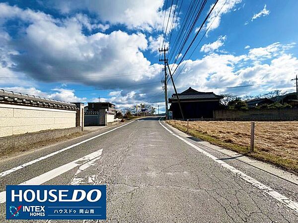 【毎日のお車の出し入れもストレスフリー！】 前面道路は約6mとゆとりのある幅員！対向車が来てもスムーズにかわせる広さですので、運転が苦手な方でも安心してお車を出し入れできます！