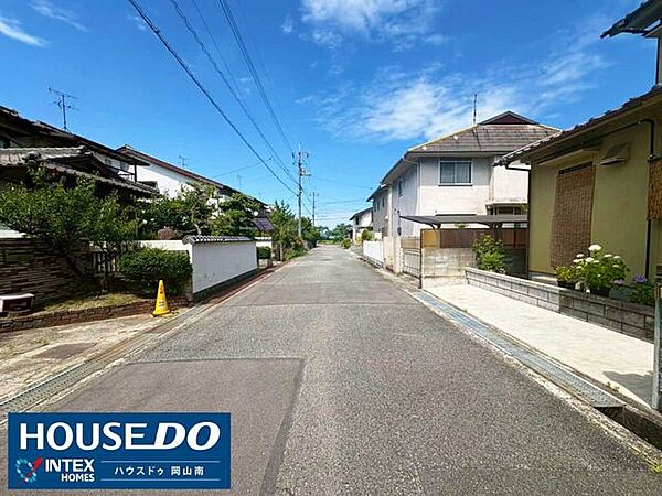 【見通しの良い広々とした前面道路】開放感たっぷりのゆとりある前面道路！小さなお子様と一緒の歩行や、毎日の車の出し入れもスムーズで安心ですね◎落ち着いた住環境で新しい家族の暮らしを始めませんか♪