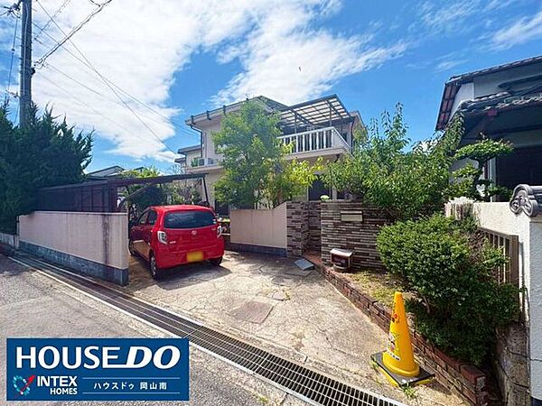 【緑に囲まれたカースペース】敷地内にはお気に入りのマイカーを1台駐車可能です！（車種による）豊かな緑に包まれたアプローチが、毎日家族を優しく迎えてくれる温かみのある佇まいですね♪