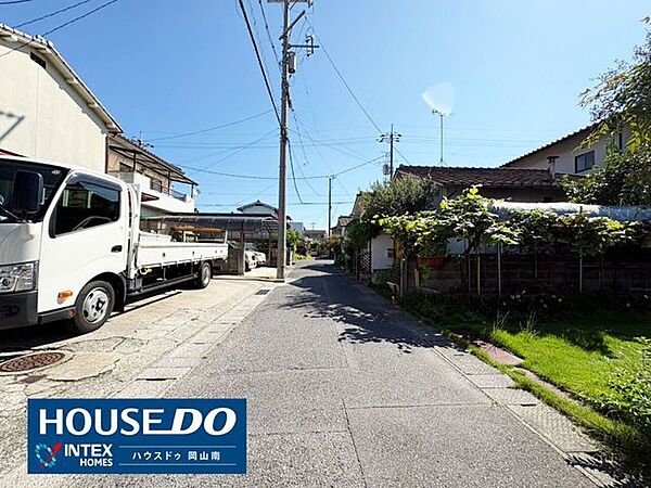 【のどかで心地よい前面道路】前面道路は緑も感じられる閑静な住宅街に面しています♪交通量が少なく落ち着いた環境なので、お子様のお散歩や外出も安心感を持って過ごせますね！
