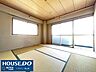 和室：大きな窓から暖かな日差しがたっぷりと差し込む開放感あふれる和室！風通しも良く、お子様と一緒にごろんとお昼寝したり、のびのび遊べる気持ちの良い空間ですね♪