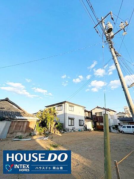 【青空広がる好日当たりの開放的な土地】上空に心地よい空が広がり、日当たりもバッチリ！明るい太陽の光がいっぱいに差し込むので、家族が笑顔で過ごせるポカポカ温かいマイホームが叶います♪