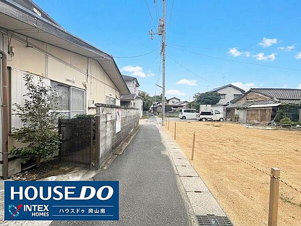 【落ち着いた周辺環境に位置する前面道路】幅員はすっきりとしていますが、その分交通量が少なく静かで安心な環境です♪小さなお子様がいるご家庭でも落ち着いて暮らせるのが魅力ですね！