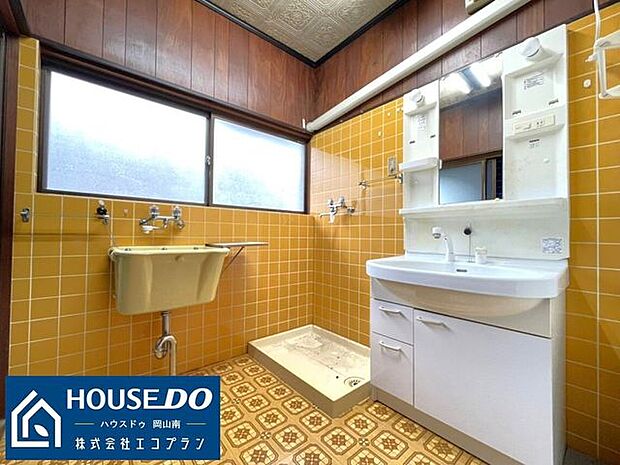 窓付きの明るい浴室。しっかり換気も出来て空気が籠らないので、快適な空間を維持できます♪