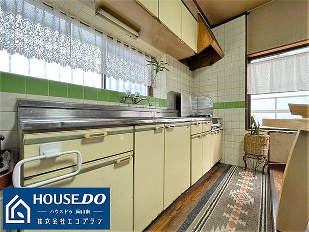 壁付けキッチンは食事作りも集中できて家事もはかどります♪窓付きで新鮮な空気の入れ替えもラクラクです♪