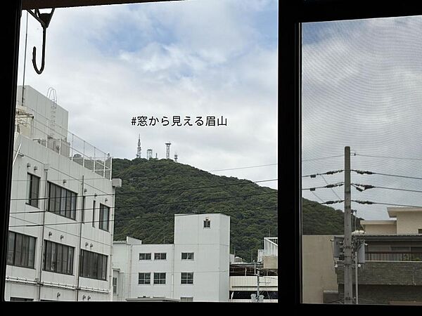 バルコニーから眉山が見えます