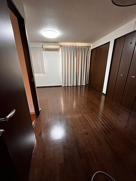 こちらの洋室は寝室にもってこいです！