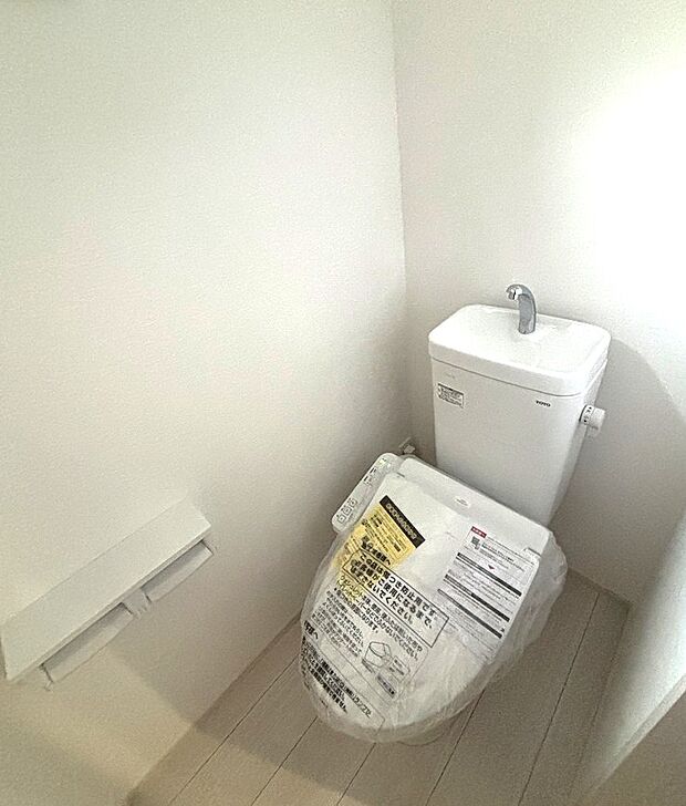 トイレには快適な温水清浄便座付